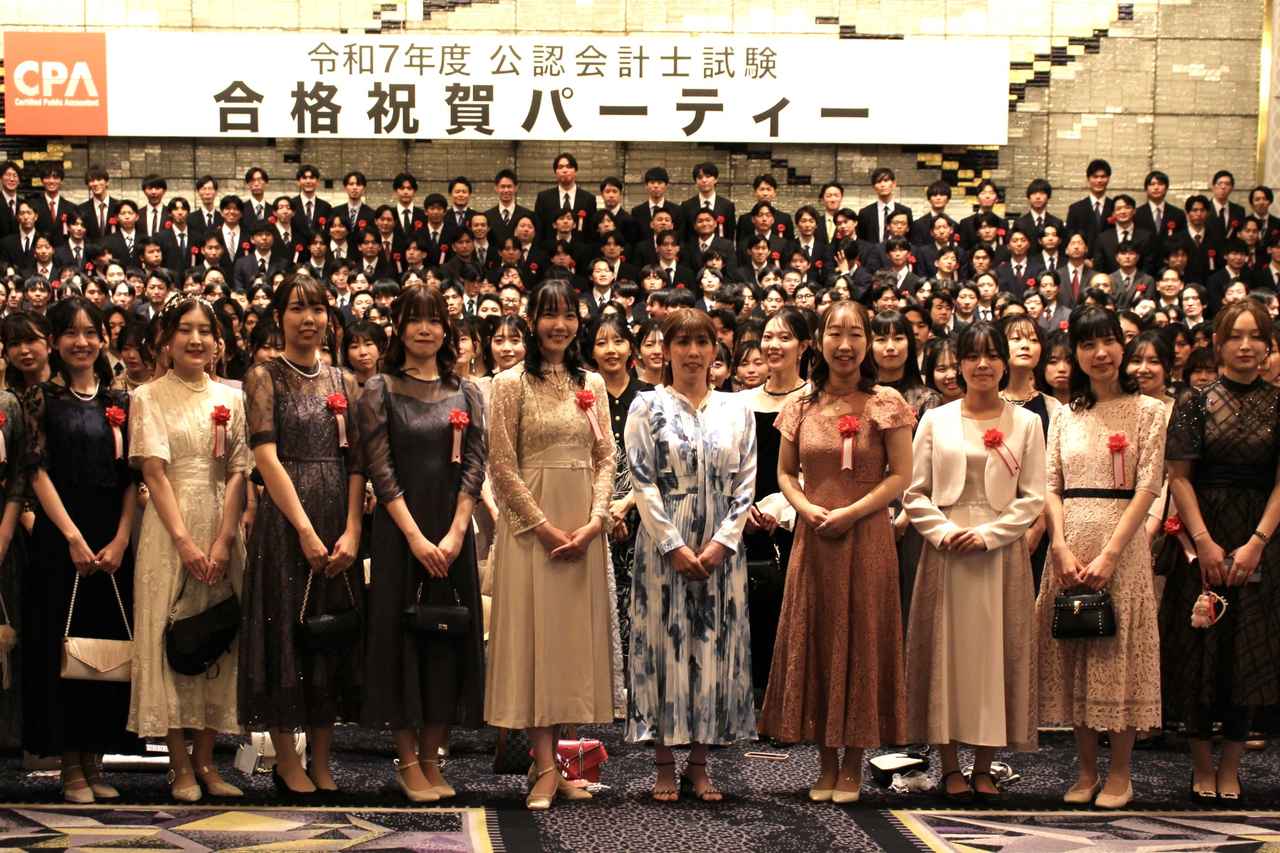 画像3: 公認会計士試験合格者のお祝いに吉田沙保里が登場!「ここからがスタート」とエールを送る