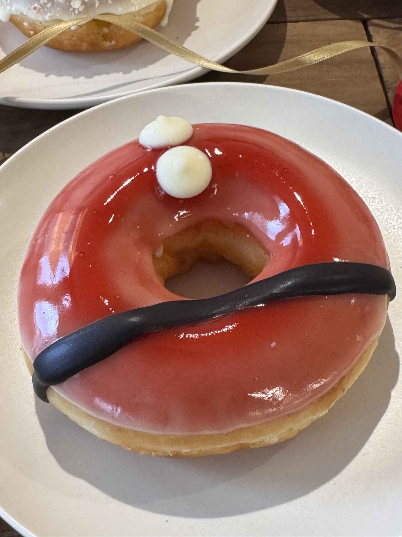 画像: 『ストロベリー ホリデー ベルト』 【販売期間】2025年11月19日（水）～12月25日（木） ※12月23日(火)～25日（木）の期間、単品販売は行っておりません。 【販売価格】334円（イートイン341円）