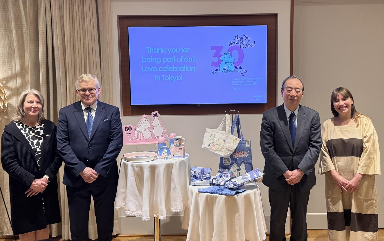 画像: フィンランド大使館で開催された「MOOMIN ARABIA 2026年新コレクション発表会」 左から）駐日フィンランド大使 タンヤ・ヤースケライネン氏 ムーミン アラビア 代表取締役社長 ペッカ・サルミ氏 日本赤十字社 社長 清家 篤氏 ムーミン アラビア ヘッドデザイナー アンニカ・ティックル氏