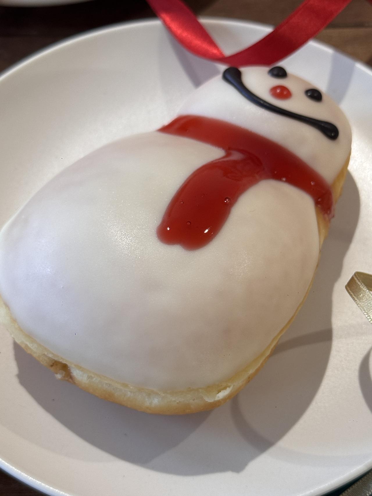 画像: 『チョコレート スノーマン』 【販売期間】2025年11月19日（水）～1月13日（火） ※12月23日(火)～25日（木）の期間、単品販売は行っておりません。 ※2026年1月1日(木)～1月4日(日)の期間も単品販売を休止いたします。 【販売価格】334円（イートイン341円）