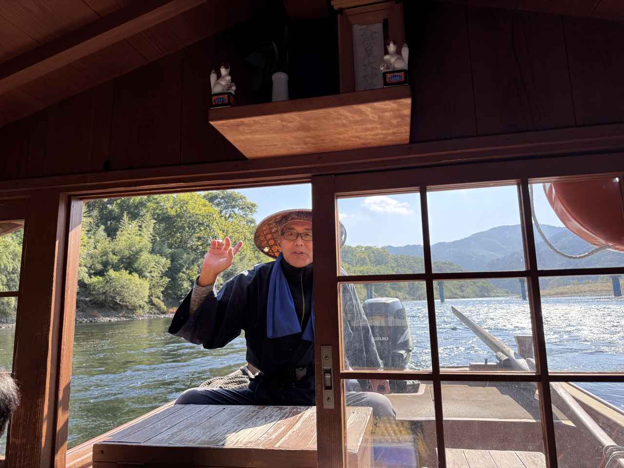 画像: ガイドの案内で、川と人との歴史や文化を学びながら進みます。