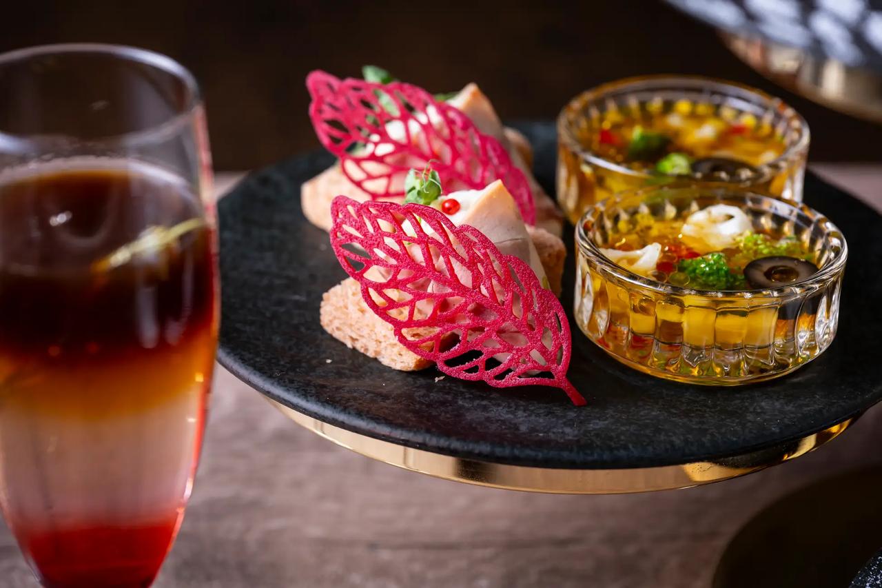 画像2: セイボリーにもクーベルチュールを贅沢に使用