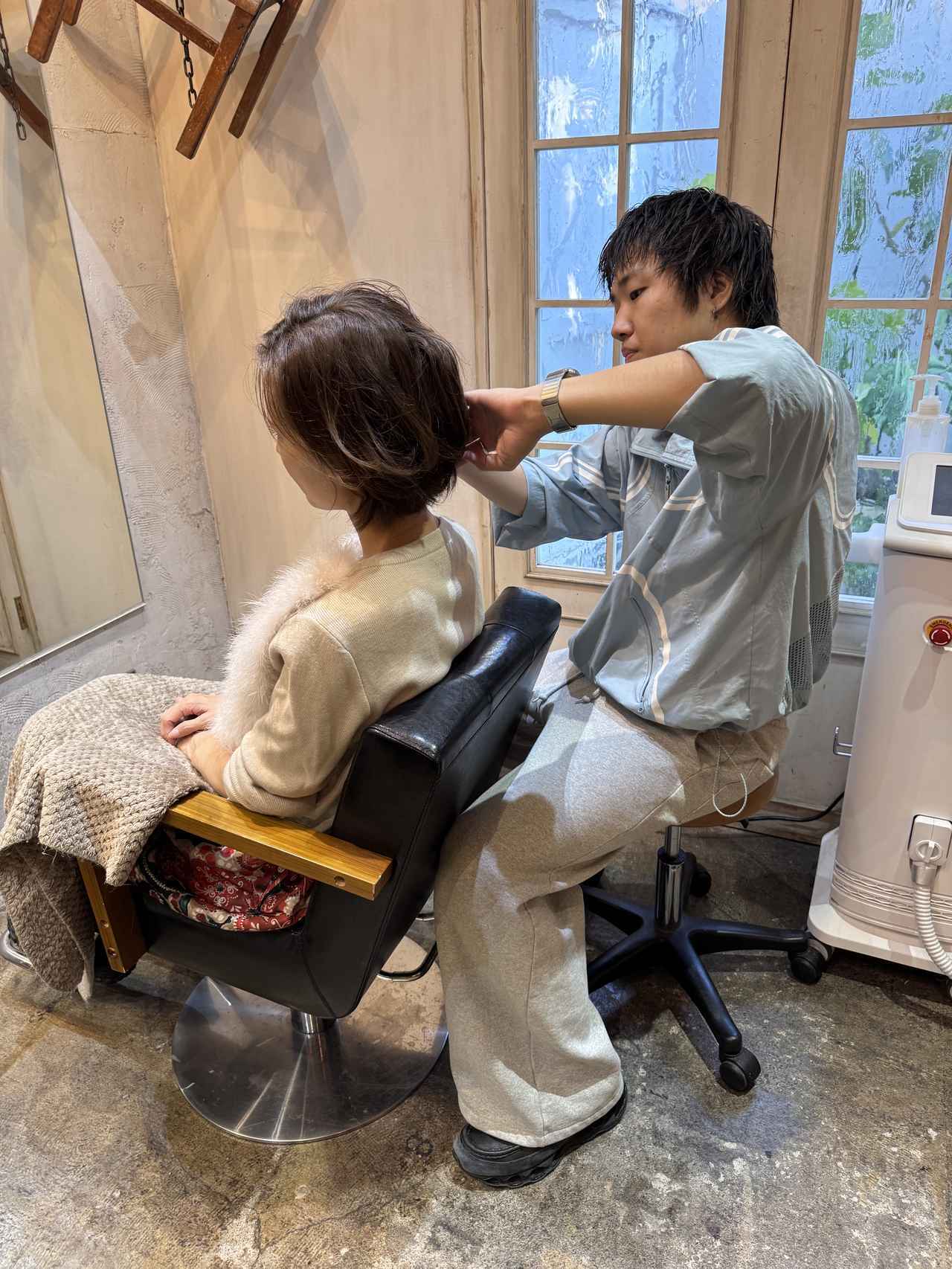 画像: どんな施術なのか説明を受けながら髪をまとめていきます。