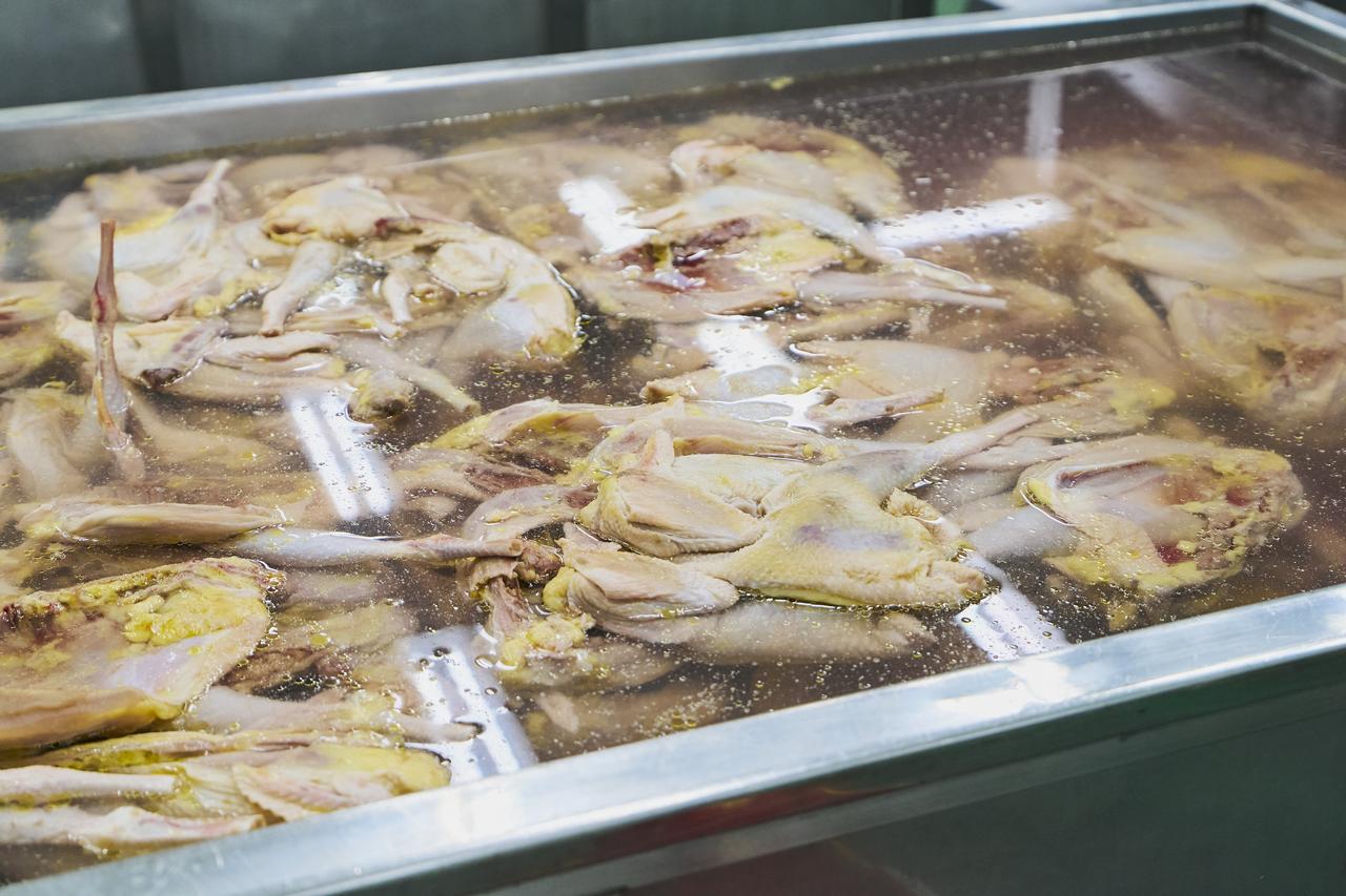 画像: 原料は、国産の成鶏丸鶏を使用