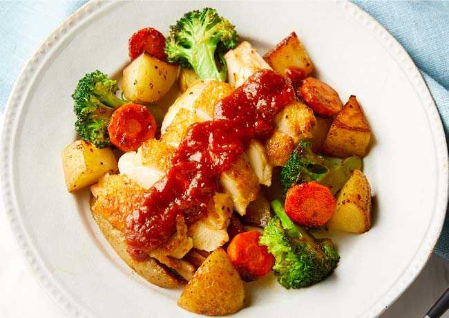 画像: 野菜のグリルとチキンのステーキ 赤ワインソース (オニオンデミソースにしても) www.pillboxjapan.com