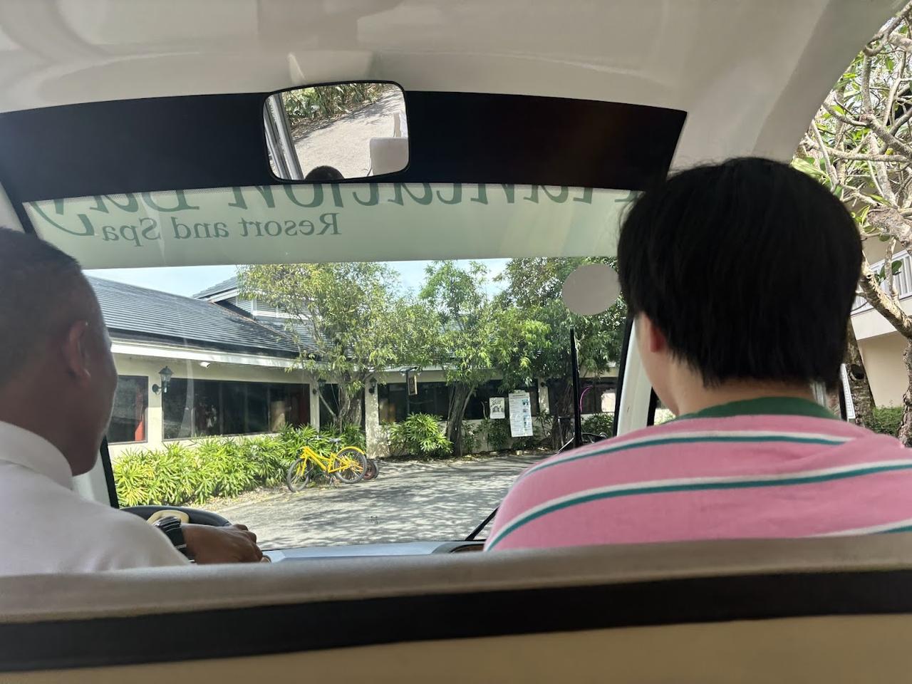 画像1: 広々としたホテルはカートで移動