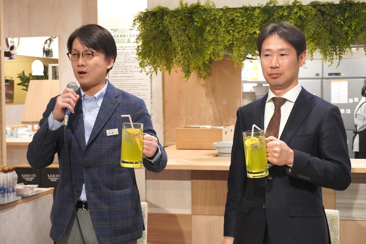 画像: 右:株式会社極楽湯 代表取締役社長 佐藤氏 左:RAKU SPA Station 武蔵小金井 店長 瀬川氏