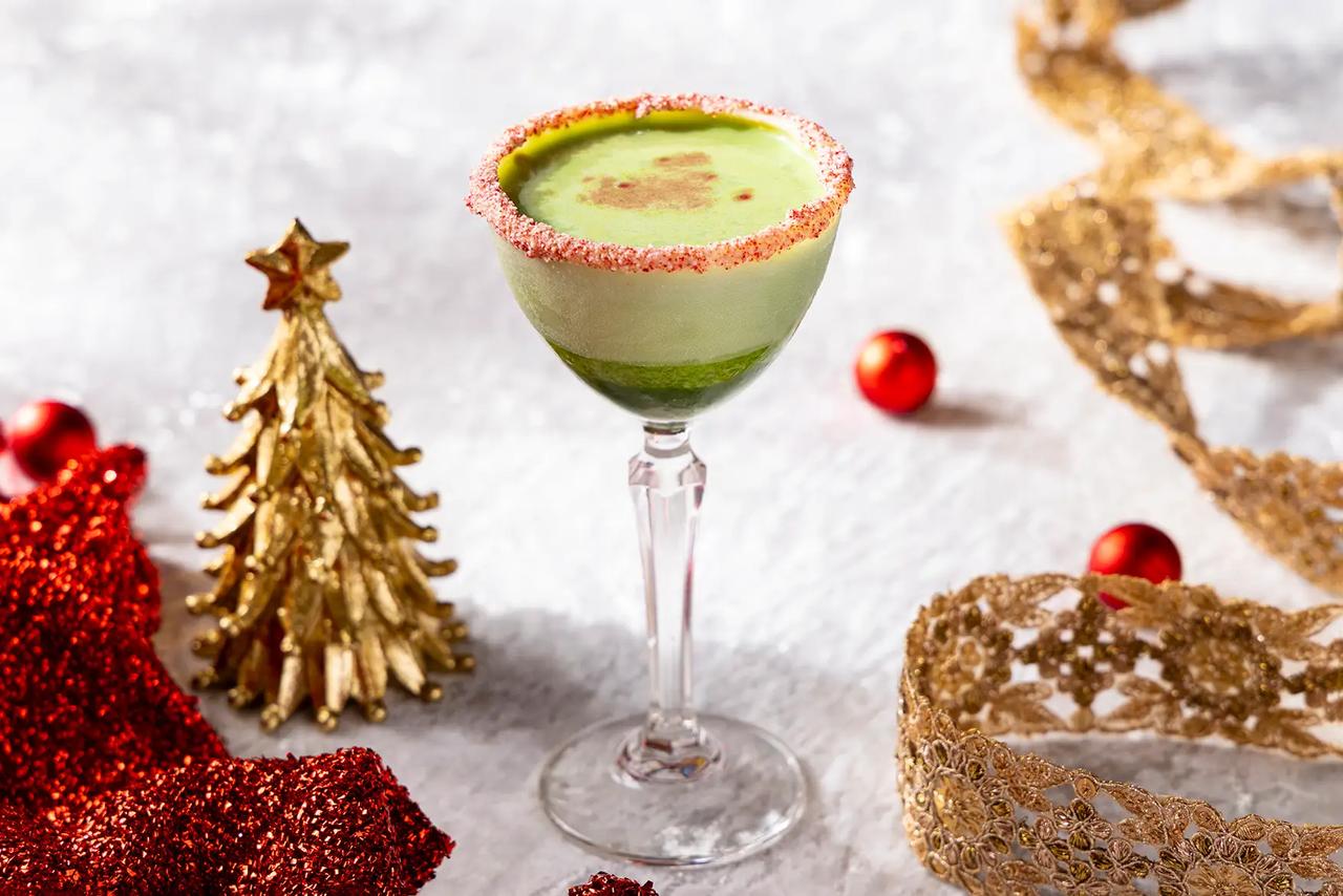 画像: ノンアルコール：クリスマスツリーに見立てたアイス抹茶ラテをベースに、ベリーのパウダーをふりかけた華やかな一杯。 アルコール：同じくアイス抹茶ラテをベースに、ラム（バカルディホワイト）30mlを加えてシェイクし、ベリーのパウダーをふりかけた大人の一杯。