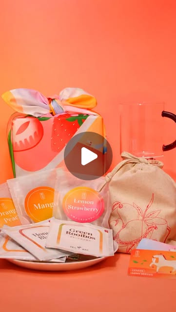 画像: Gong cha (貢茶 / ゴンチャ) on Instagram: "この冬はゴンチャの「HAPPINESS BAG 2026」で、フルーツティーと特別アイテムを楽しもう❄️✨  限定マグカップやフルーツティーアソート、 お正月デザインのドリンクチケットもセットに！ 新しい一年を華やかにスタートさせる冬限定の福袋です  •·················•·················•·················•·················• LINE UP  ☕ オリジナルグラスマグカップ（300ml） フルーツティーアソート（お茶3種＆ドライフルーツ3セット） オリジナルバンダナ（60cm×60cm） ️ドリンク・トッピングフリーチケット（各5枚：約5,800円相当） オリジナル巾着（17cm×22cm）  •·················•·················•·················•·················•  #ゴンチャ福袋2026  価格：8,200円（税込・送料込み） ※先着順・数量限定  〇オンライン一般販売：2025/11/18 12:00～  詳しくは、プロフィールのURLからチェック✓  #貢茶 #ゴンチャ #gongcha #福袋 #福袋2026  ＜注意事項＞ ※画像はイメージです。実際の商品と色、質感が異なる場合がございます。 ※予告無く商品の色、サイズ等規格が変更となる場合がありますのでご了承ください。 ※先着順。数量限定につきなくなり次第終了となります。 ※オンライン販売の全期間を通じて、お一人様最大3個までご購入いただけます。 （例：先行販売で2個ご購入された場合、一般販売では1個までご購入可能です。） ※オンライン販売は、購入時にご入力いただいたご住所へお届けします。 ※オンライン販売のお支払い方法はクレジットカードもしくはPayPayとなります。 ※本商品はリーフプログラムの対象となります。 ※オンライン販売は、2026年1月中旬以降にリーフを付与する予定です。（5のつく日のボーナスリーフの対象外です） ※一部店舗にて店頭販売を行います。詳細は公式サイトをご確認ください"