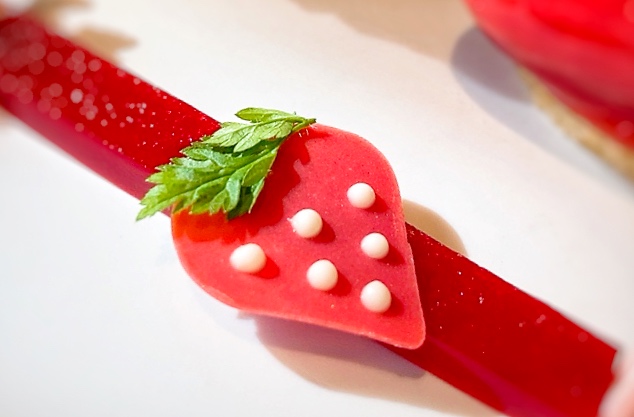 画像: スイーツプレートの苺チョコも可愛い♡