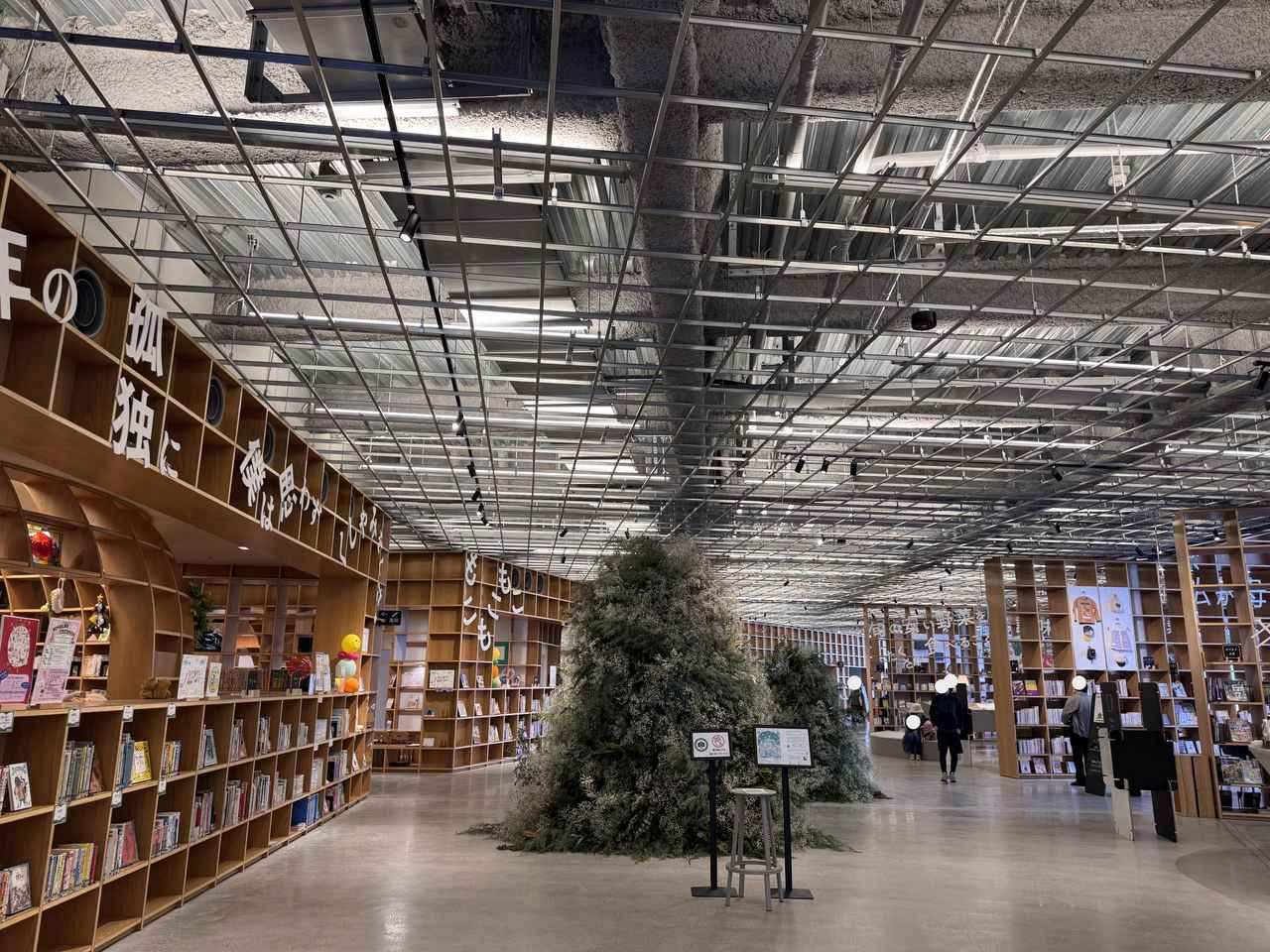 画像: 飲食もOK!カフェのような図書館