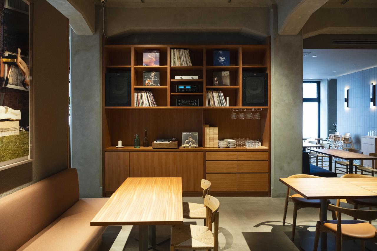 画像1: 焼きたてパンとワインでほっと一息