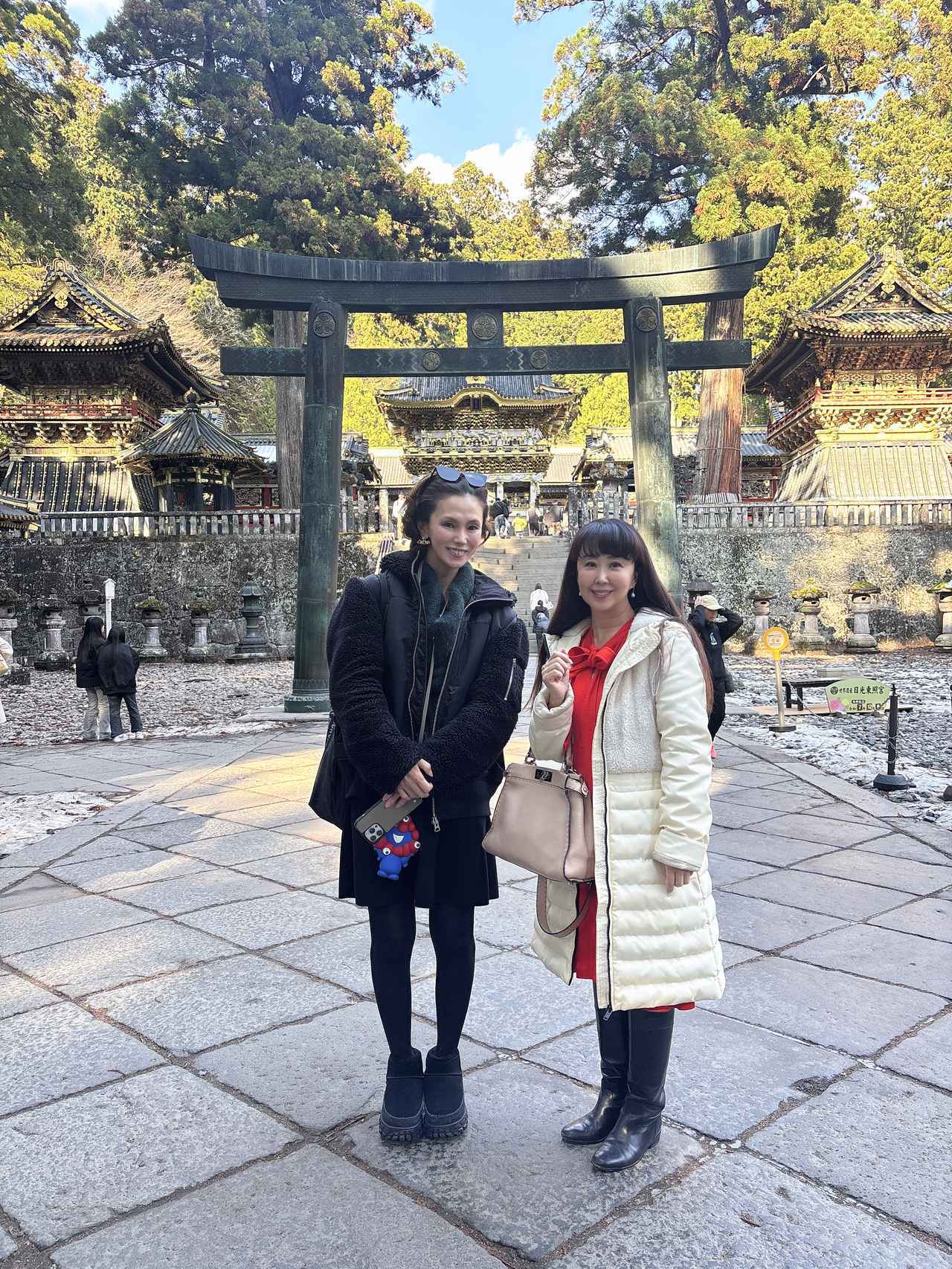 画像: 隠れたパワースポットの石畳の上に立って。（左から3つ、そこからさらに陽明門に向かって3つ目）