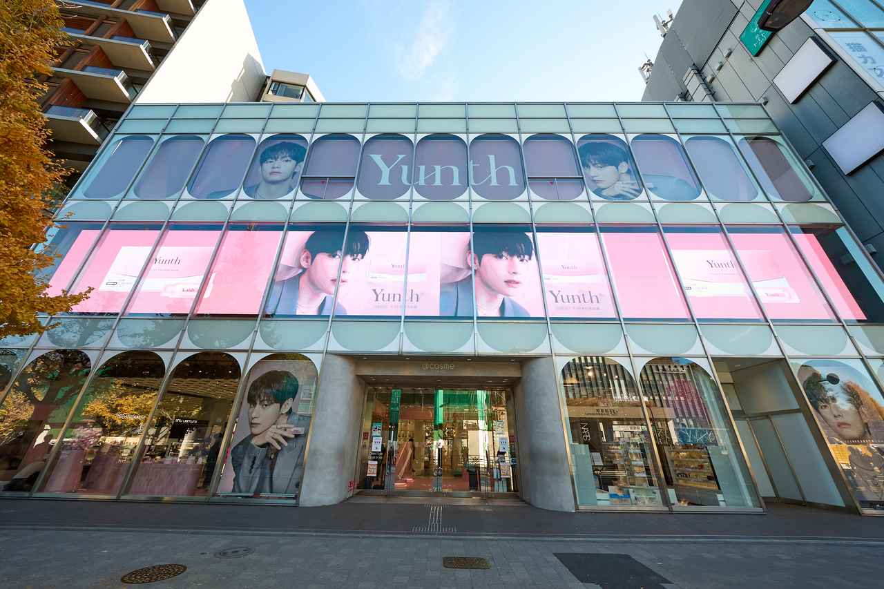 画像: BTS・Vさんの巨大ビジュアルとともに、ブランドの世界観を体感