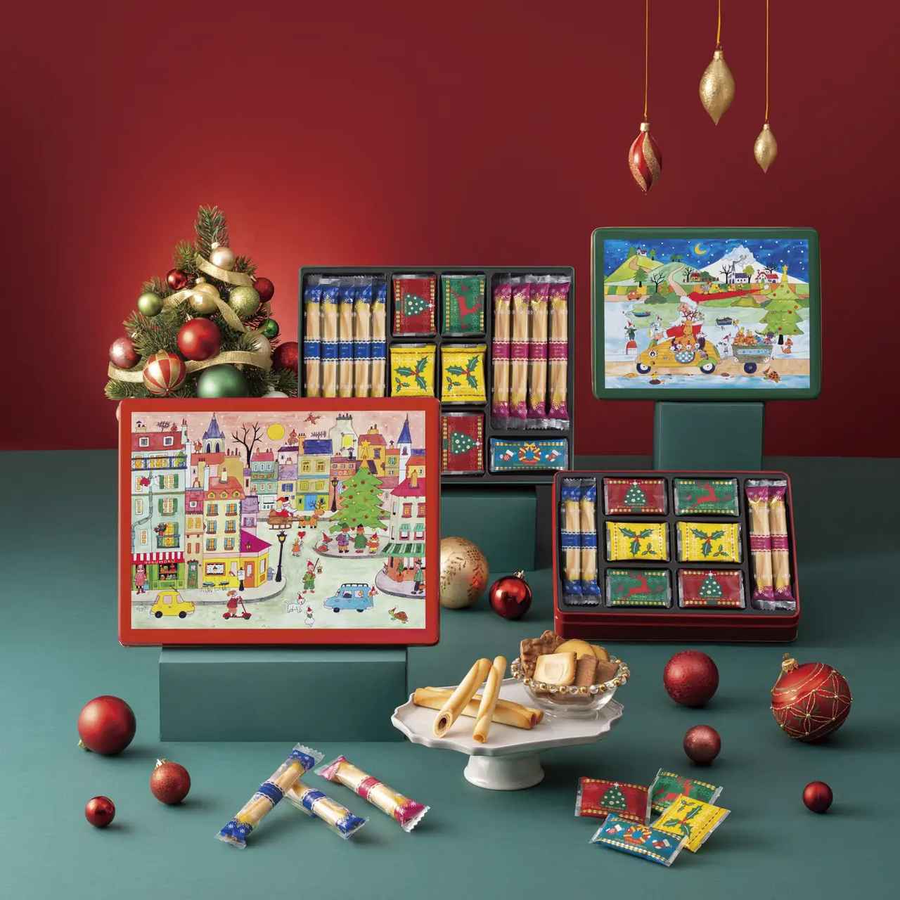 画像: 2025 Limited Design  ・5種30個入(画像右)…サンタクロースが変わった乗り物に乗り、子供たちにプレゼントを届ける様子 ・6種50個入(画像左)…クリスマスを迎える素敵なパーティの予感を街中でたくさん目にする様子