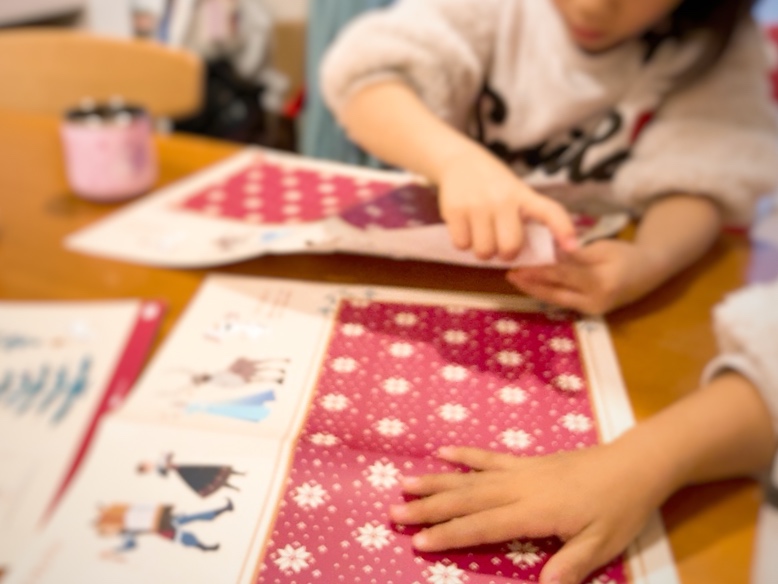 画像: まずはランチョンマットを切り抜き