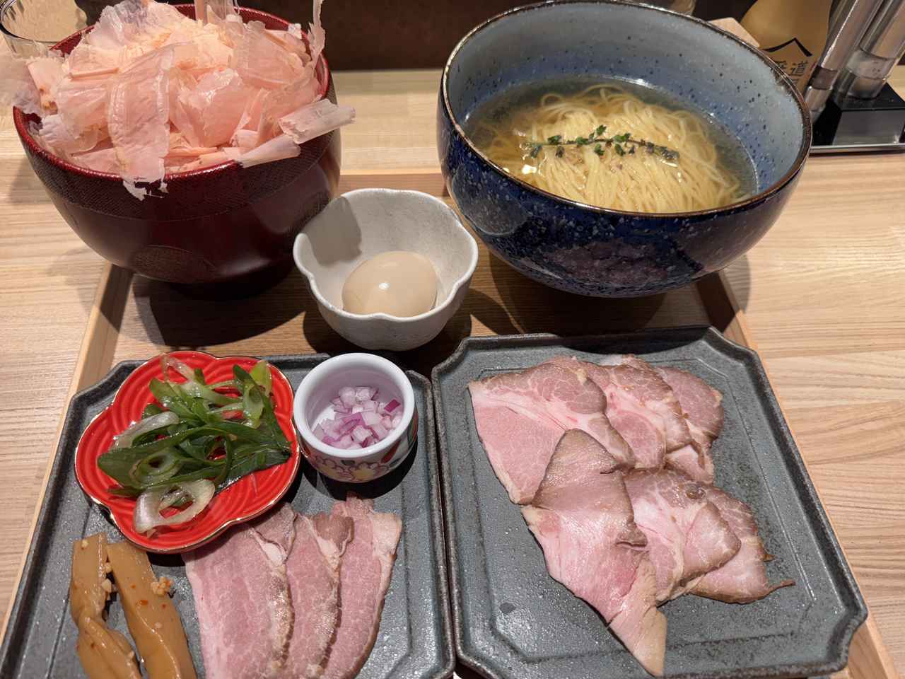 画像: 芳醇トリュフだしチャーシュー塩そば トリュフだし塩そば、生削り鰹節、夢王だし煮卵、特製チャーシューダブル、九条ネギ、 赤玉ねぎ、メンマのセット ￥2,050