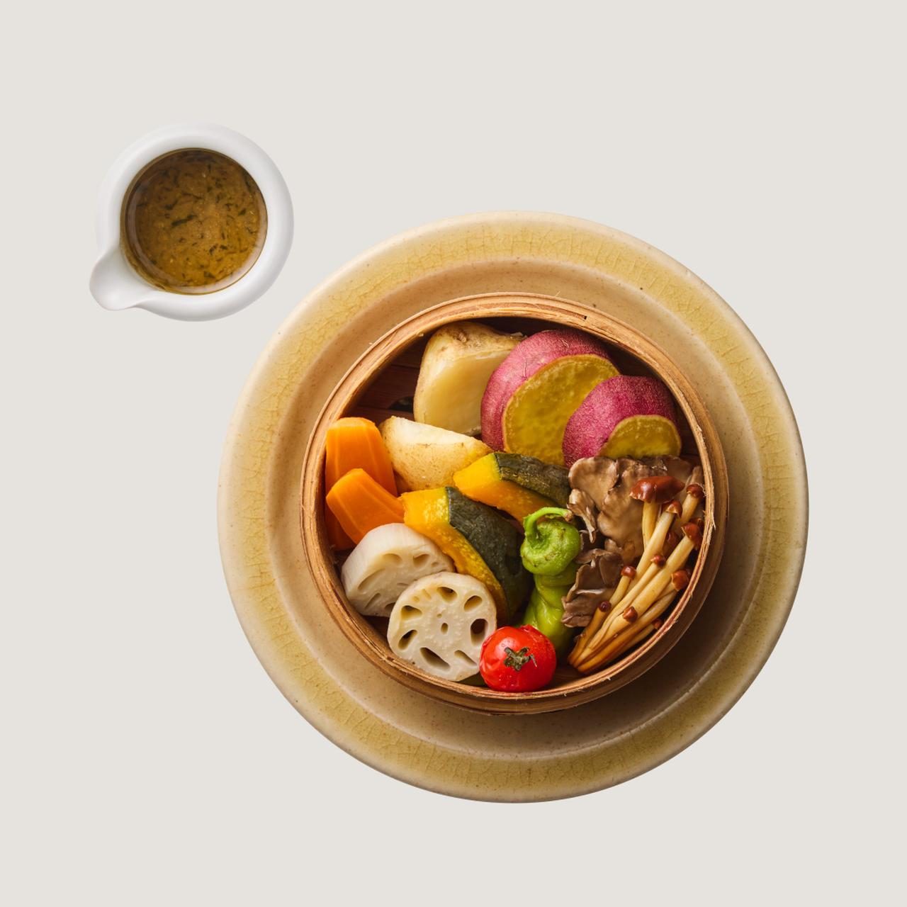 画像: ⚫︎d47食堂 旬野菜のせいろ蒸し エタリの塩辛バター／1,500円