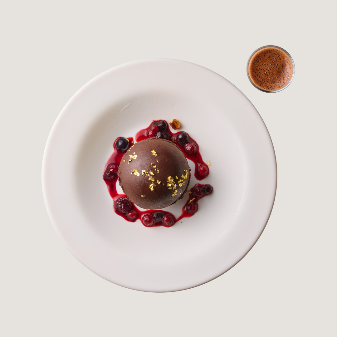 画像: ⚫︎THE THEATRE TABLE 4種のベリーとバニラアイスのドームショコラ／1,800円