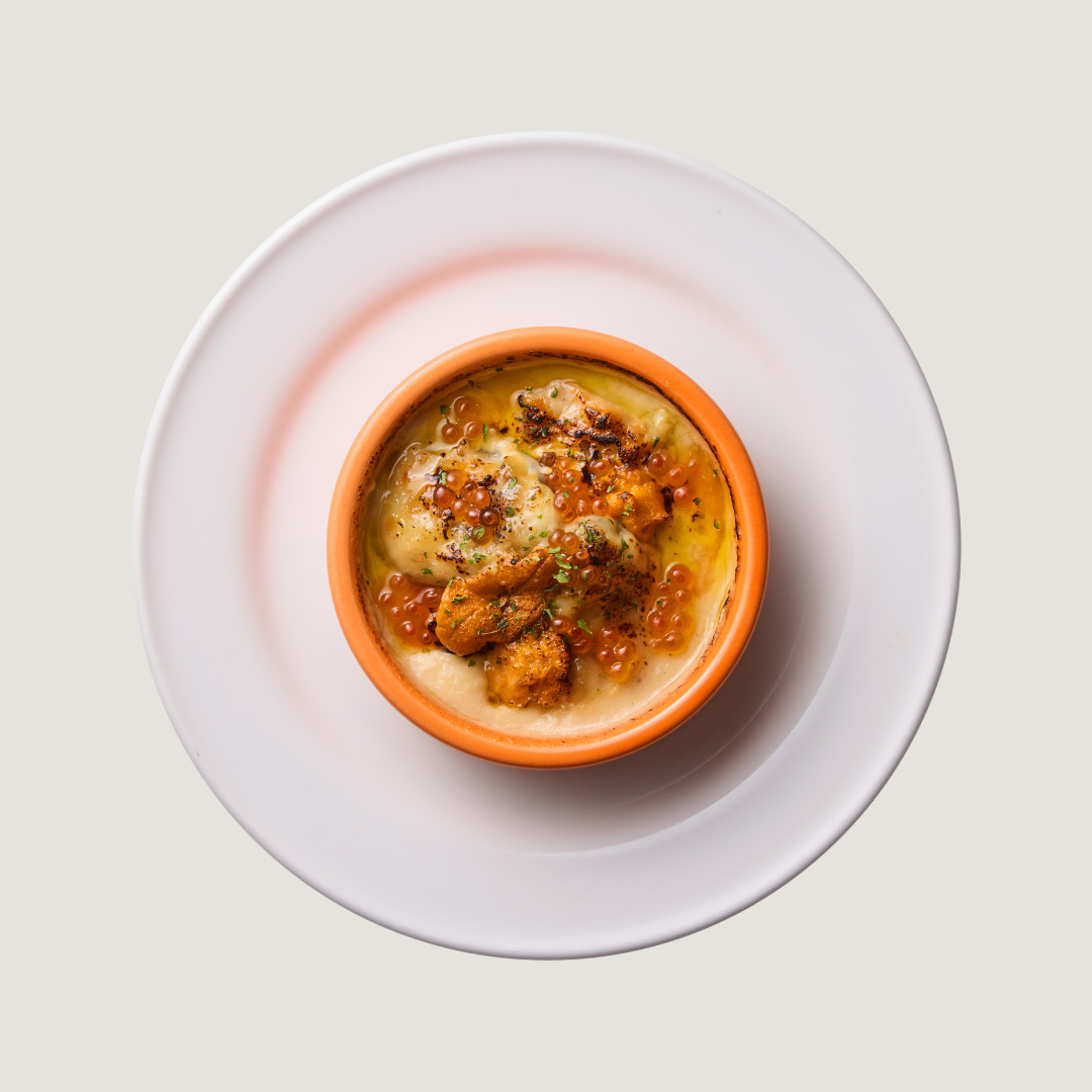 画像: ⚫︎ワイン食堂 旅する子ブタ 広島県産牡蠣とウニの熱々グラタンいくら乗せ／1,480円