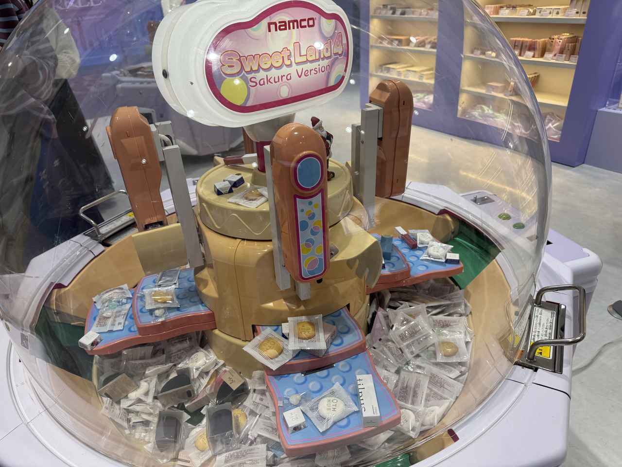 画像: 0th Hub Nihonbashi公式SNSフォロー&アンケート回答で人気アイテム現品やお菓子がゲットできるクレーンゲームに1回参加。さらにSNSへ投稿していただくと、追加で2回(計3回)参加することができます。 また、会場にて商品をご購入いただいた方には、オリジナルショッパーに商品を入れてお渡しいたします。加えて、ご購入条件に応じて下記の特典をご用意しております。