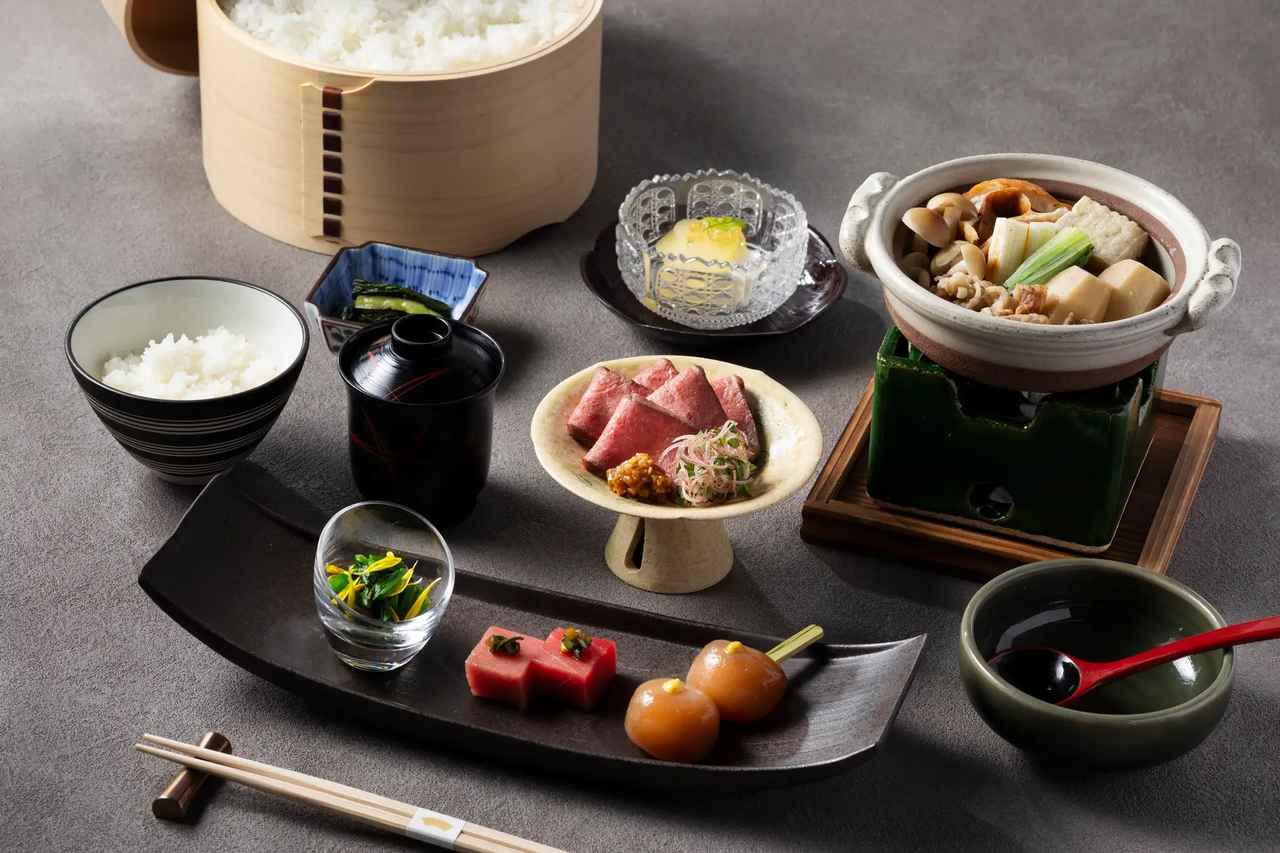 画像: 〈メニュー〉 【芋煮】米沢牛スライス、里芋、占地、凍み豆腐、長井市産長ネギ、板麩、水菜 【おかず】平野屋さんの玉こん、本鮪の行者菜醤油和え、菊花とアスパラ菜のお浸し 米沢牛ローストビーフ あけがらしソース 【食事】山形県長井市産『つや姫』、味噌汁、青菜漬 【水菓子】長井市産林檎のコンポートとマスカルポーネチーズ 三淵はちみつの薫り