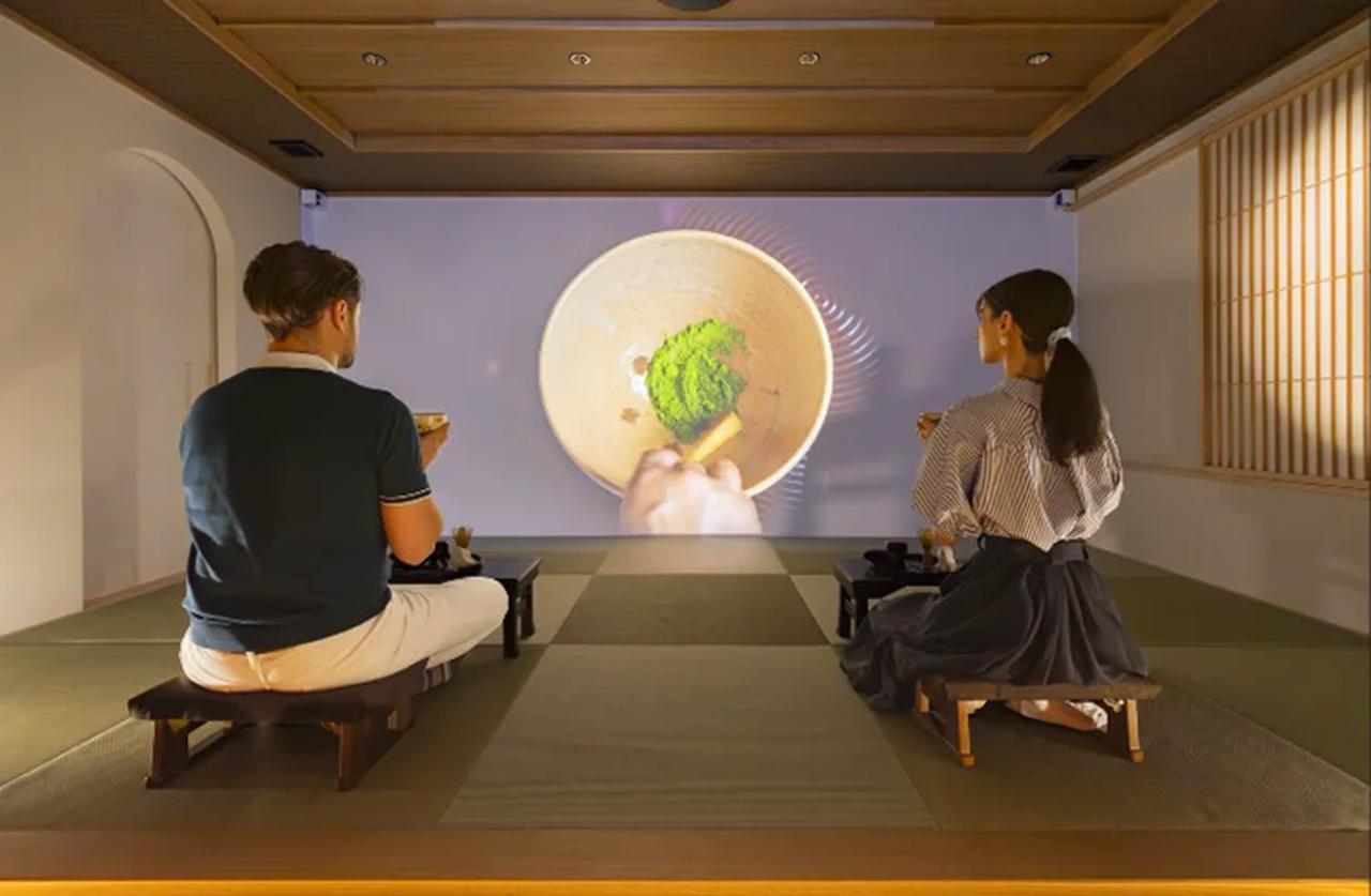 画像: ● デジタルサイネージによる“町巡りルート”提案