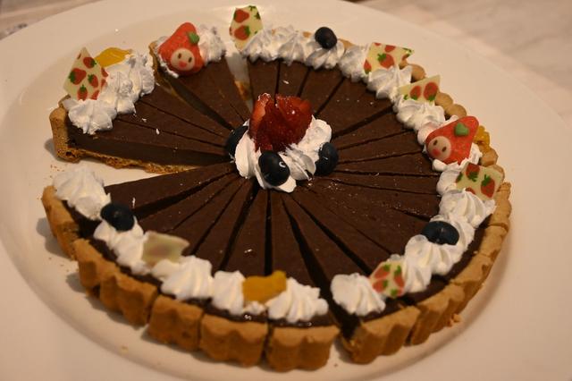 画像3: シャチの大水槽を眺めながら味わう、非日常ブッフェ