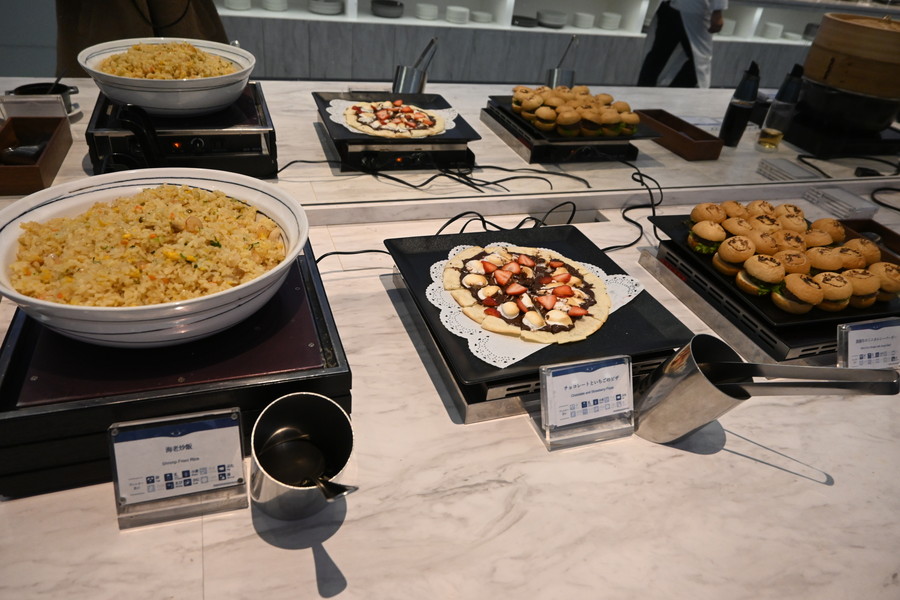 画像5: シャチの大水槽を眺めながら味わう、非日常ブッフェ