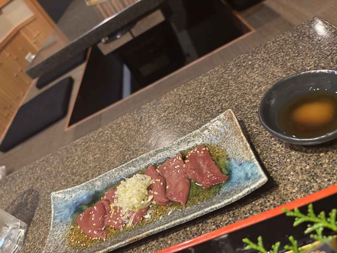 画像: 新鮮炙りレバ刺し　1,500円