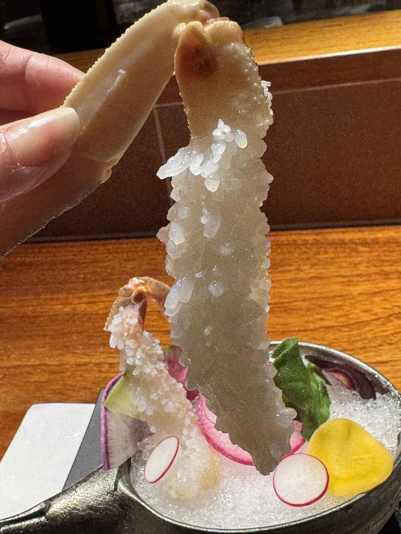 画像2: 生け簀の前で、思わず息をのむ“活カニ”の迫力