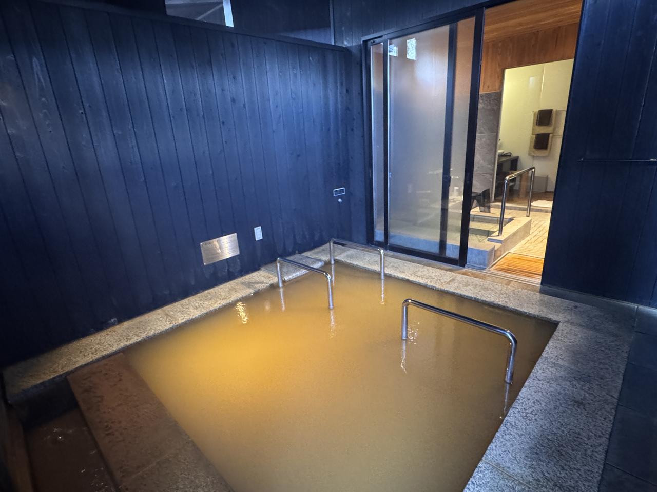 画像10: “冬の味覚の王様”を求めて京都・丹後へ♡活カニを選ぶ高揚感と、温泉ヴィラで過ごす贅沢な時間