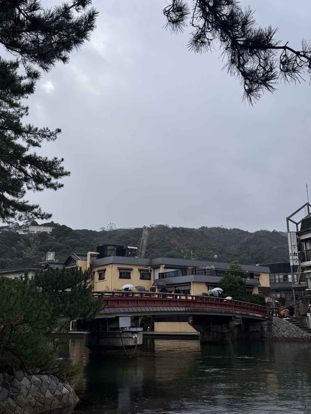 画像: 大きな船が通るときに回る回旋橋