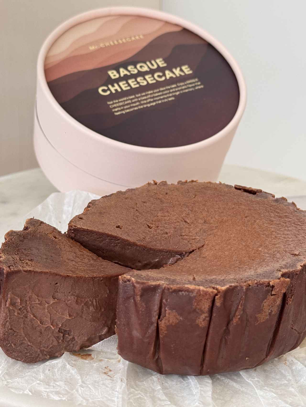 画像: BASQUE CHEESECAKE Cacao 価格:¥4,536(税込) 販売場所:GINZA SIX店、グランスタ東京店、羽田空港店、公式オンラインストア、ポップアップストア