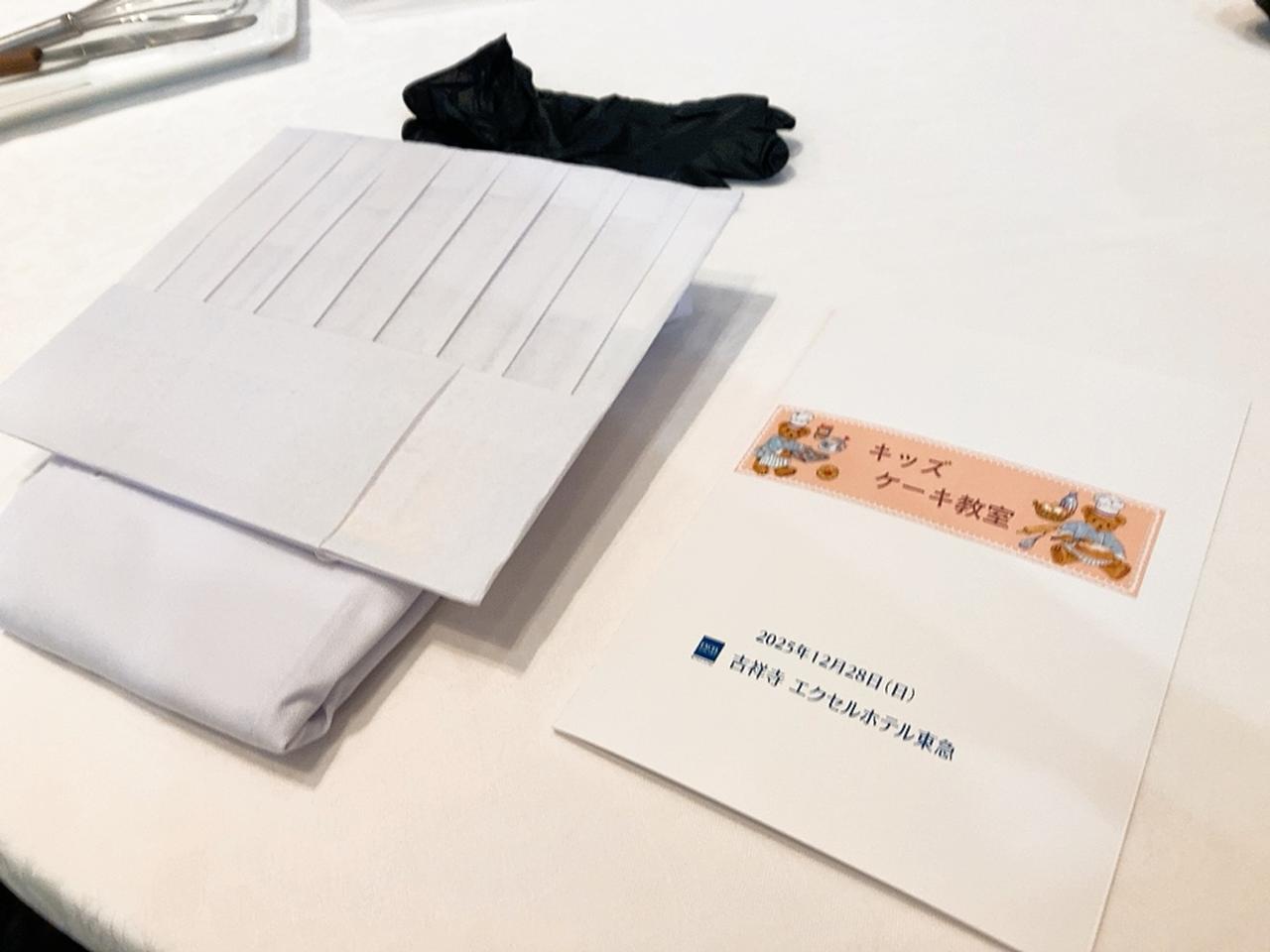 画像: 用意されたコックコートとコック帽、レシピ