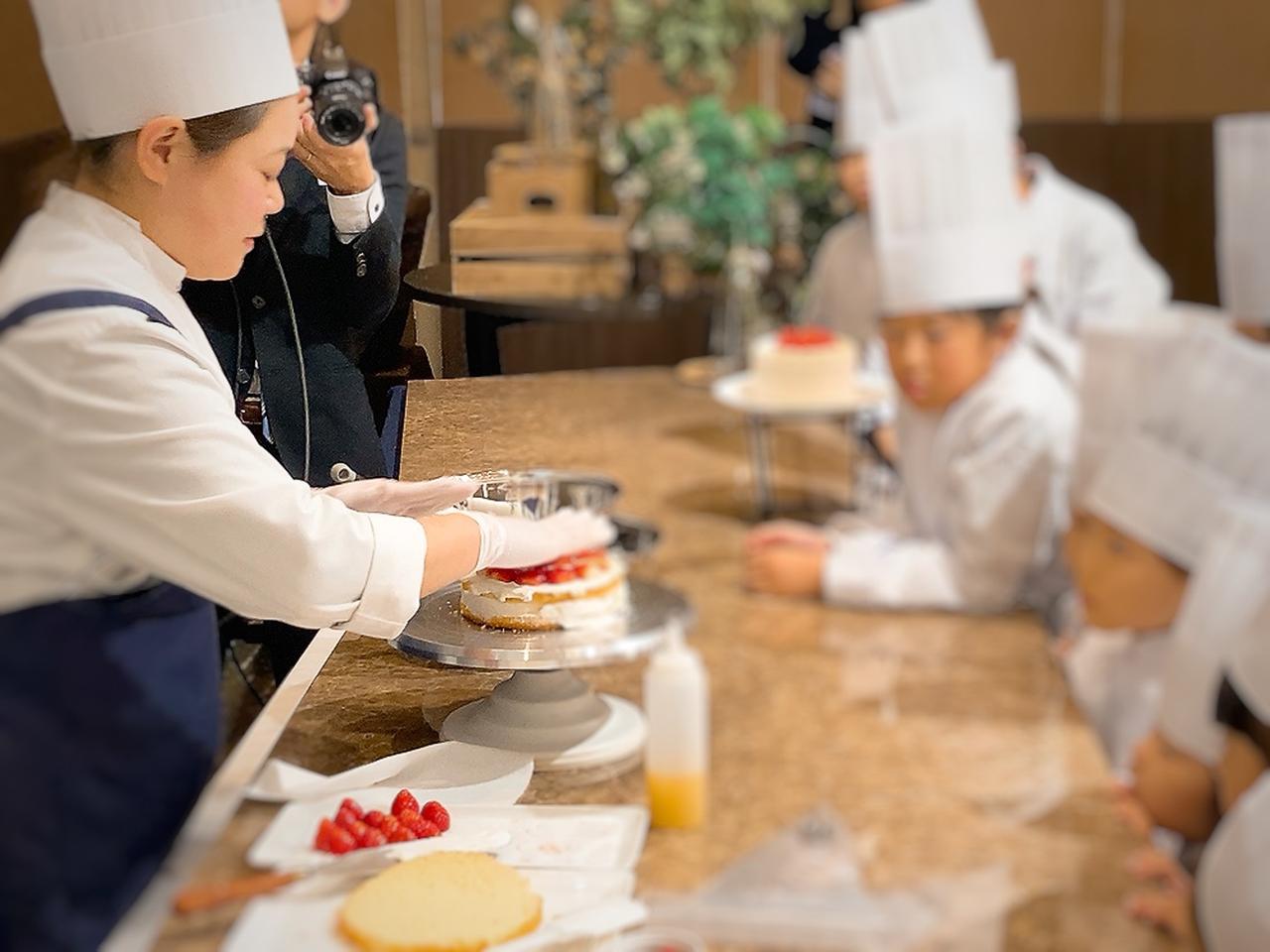 画像: 間近で見る技に興味津々