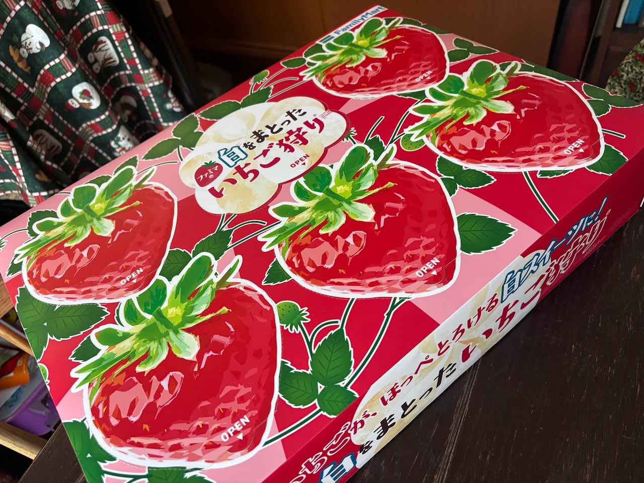 画像: 「白」の素材をまとい、いちごの魅力を最大限に引き出した全 16 種類