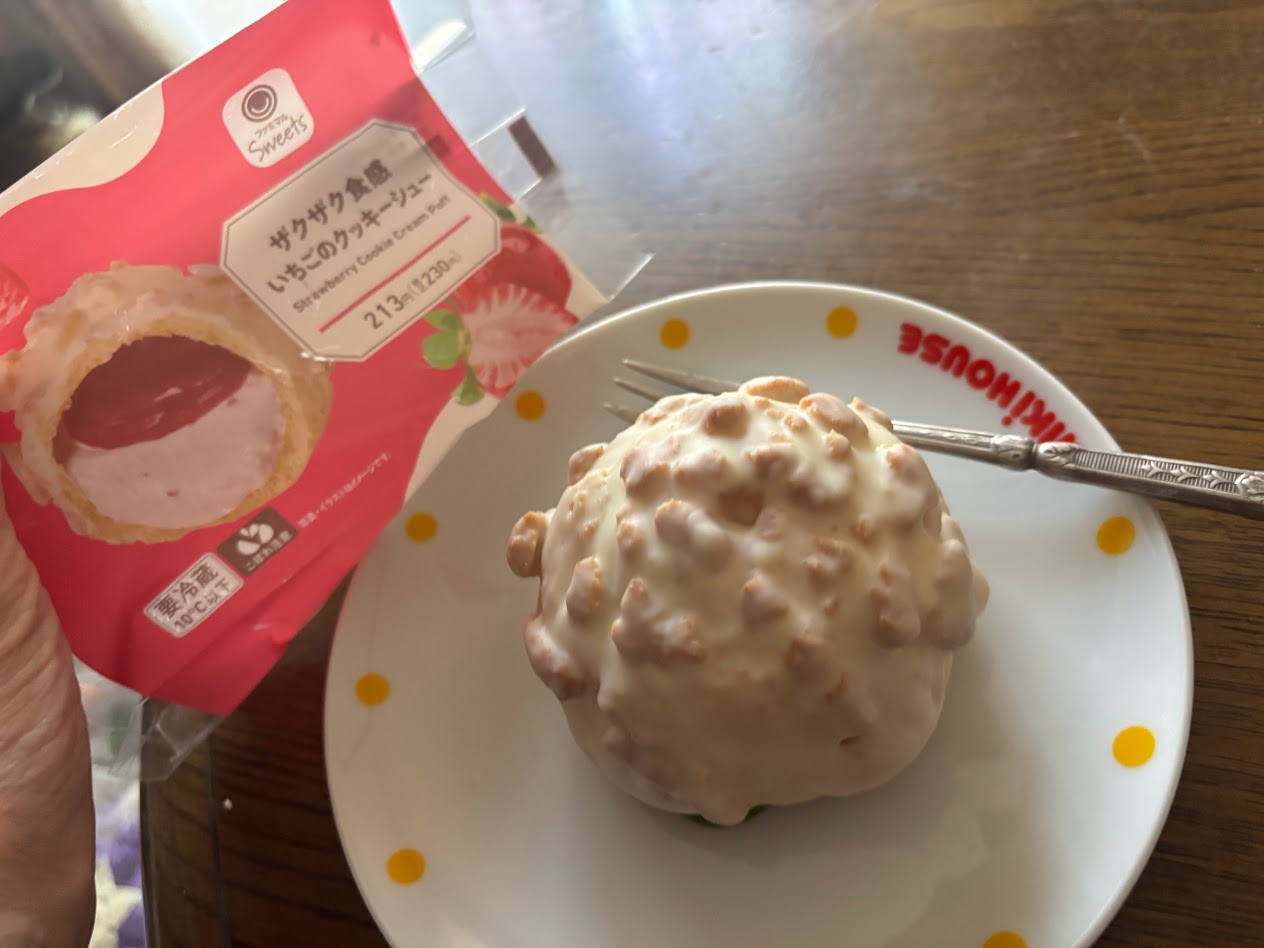 画像: ザクザク食感　いちごのクッキーシュー　213円（税込230円）