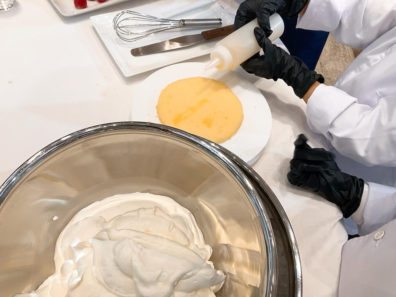 画像: まずはスポンジにシロップを