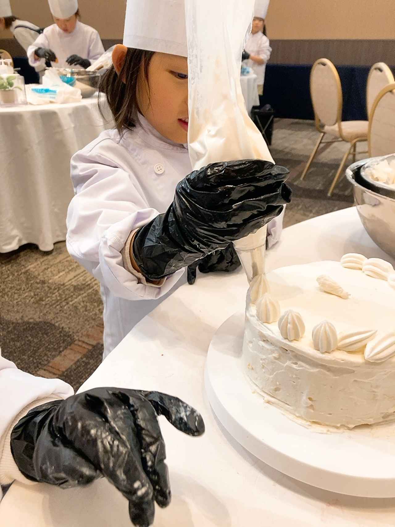 画像: クリームの絞りも初挑戦