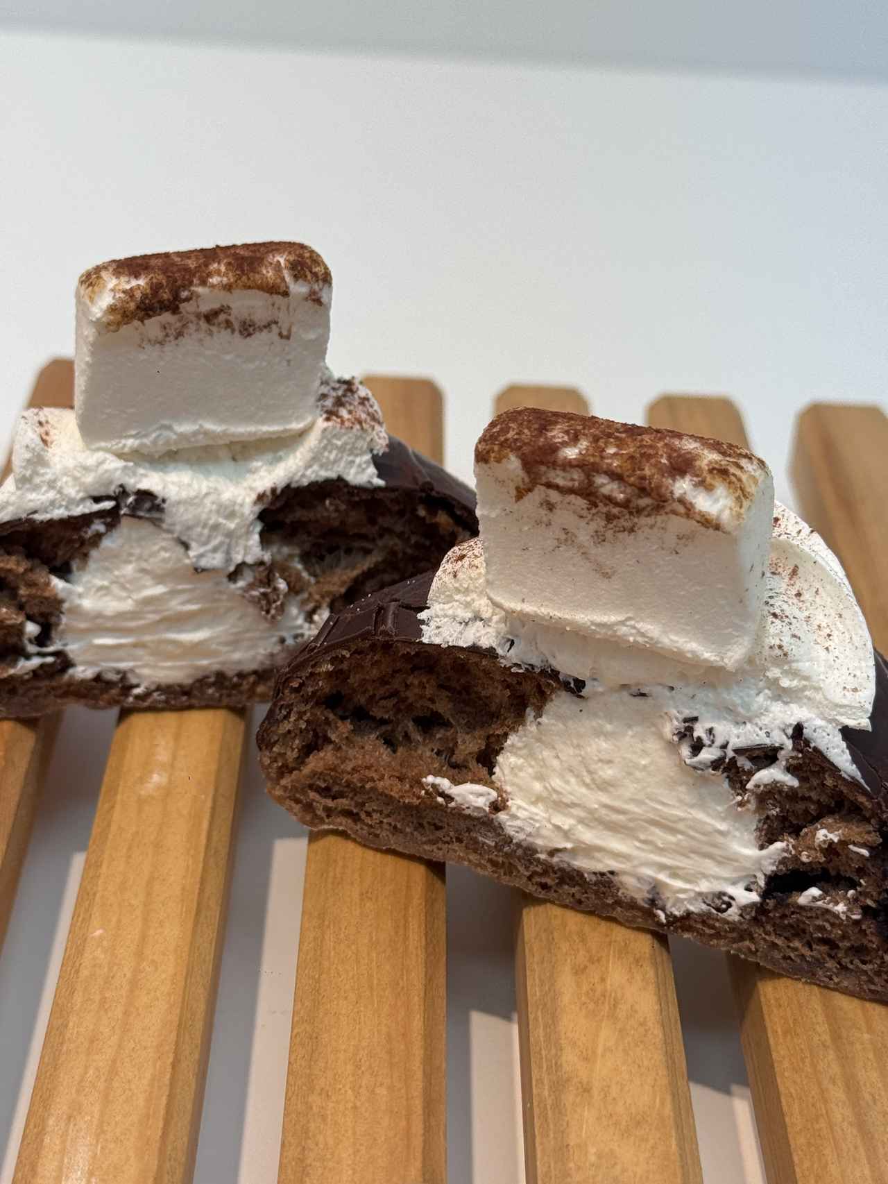 画像: ほっとする甘さのココアチョコと焼きマシュマロ、ホイップのとろける冬の生マラサダ。