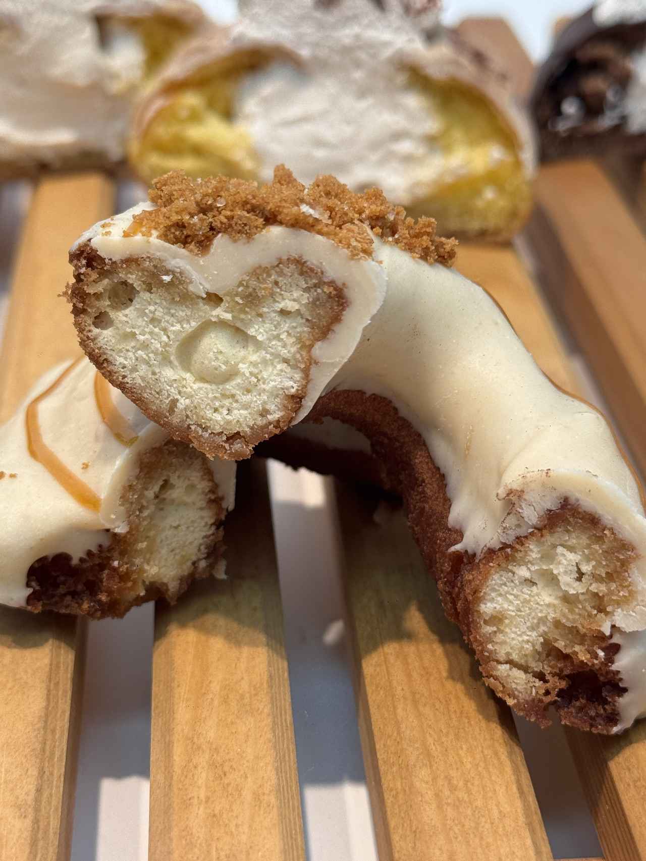 画像: バターの深みとコクのある濃厚キャラメル風味のドーナツ。カラメルクッキーがアクセント。