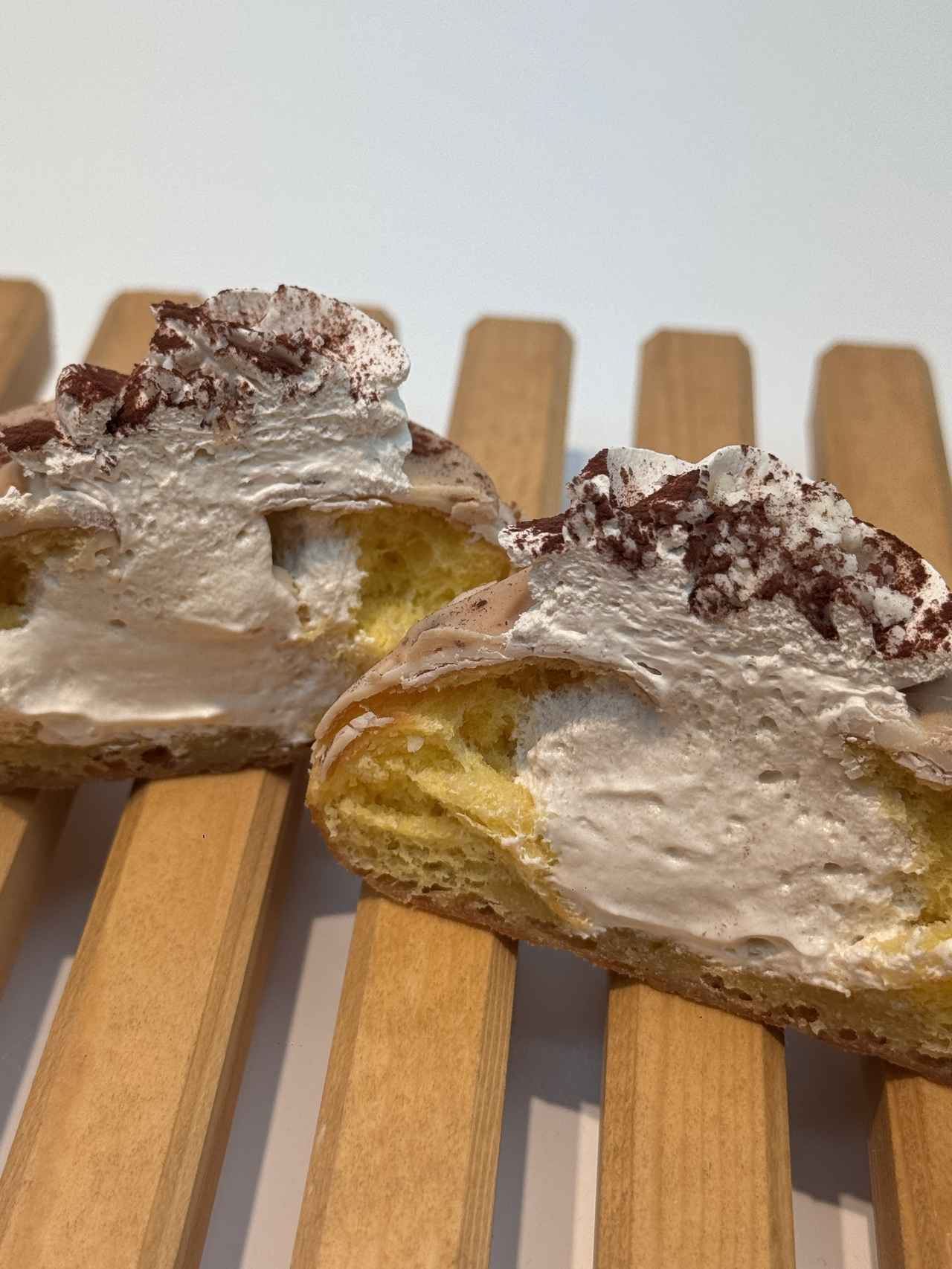 画像: バニラとホワイトチョコ、エスプレッソを使用したホイップ。とろけるような生マラサダ。