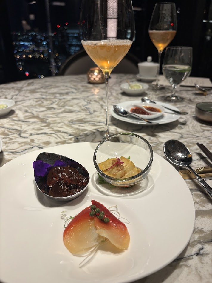 画像: 鮑のガーリックソース仕立て／クラゲの黒酢マリネ／ホッキ貝と四川花椒のマリネ