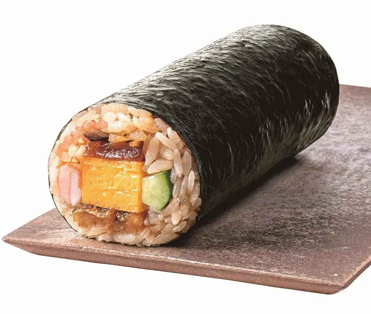 画像: 銀座おのでら監修 特製恵方巻 【価格】1,019円（税込1,100円） 【発売地域】全国 ＜商品サイズ＞（約）長さ13cm×直径4.7cm ＜具材＞玉子焼、穴子、かんぴょう椎茸ごぼう和え、甘酢生姜の胡麻和え、海老、きゅうり、おぼろ