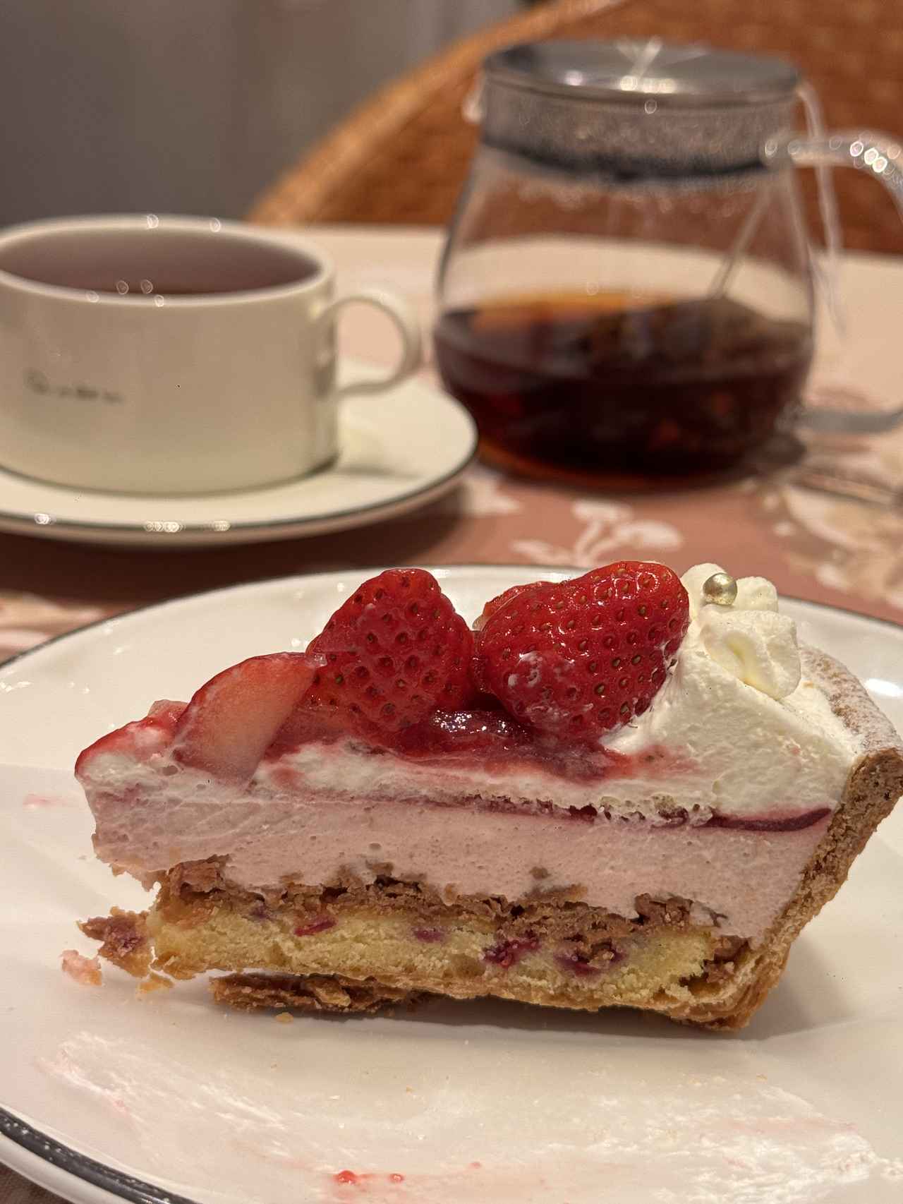 画像: 新作「イチゴミルクのタルト」 *試食サイズで本来のサイズより小さめ