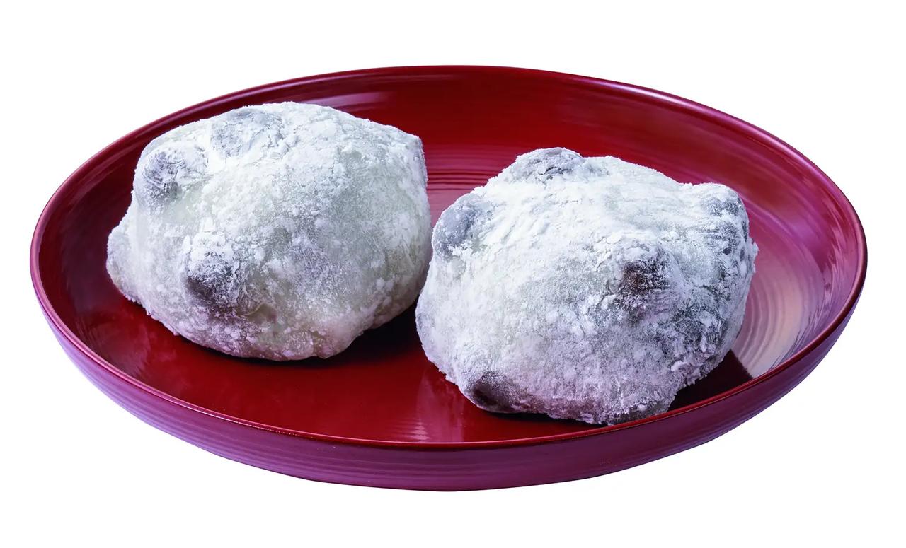 画像: 【商品名】節分 塩豆大福（２個入） 【価格】292円（税込315円） 【発売地域】全国 【内容】大福生地に程よく塩味のきいた赤えんどうかのこ豆を混ぜ込み、北海道産小豆を使用した粒あんを包みました。 ＜商品サイズ（1個あたり）＞（約）直径4.8cm×高さ3.4㎝