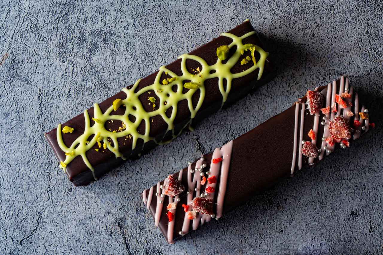 画像: 新作「スティックショコラ（フレーズ／ピスターシュ）」  （左から）ピスターシュ、フレーズ 各2,160円（税込）サイズ：12 cm×3 cm ※2月15日(日)以降は、２種のフレーバーの内１種がホワイトデー限定の新作に変わる予定。