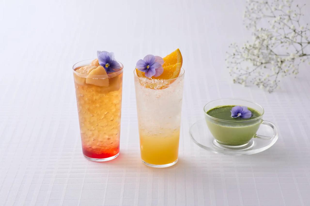画像: 後半ラインナップ 左からフラワーピーチティー、パッションオレンジスカッシュ、抹茶とホワイトチョコレートオレ