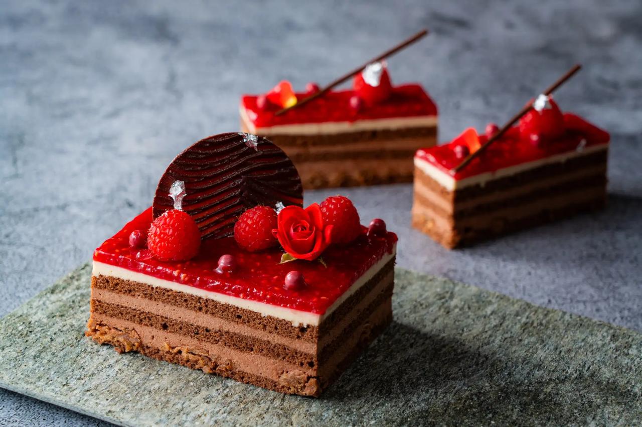 画像: 新作「アルモニー・ルビー」  ピース：940円（税込） ホール：1,880円（税込）※２名様用 ※ホールケーキは要予約（店頭3日前まで） ※お日にち限定でホールケーキの当日販売もございます。 2026年2月13日(金)～15日(日)、３月13日(金)、14日(土)のみ